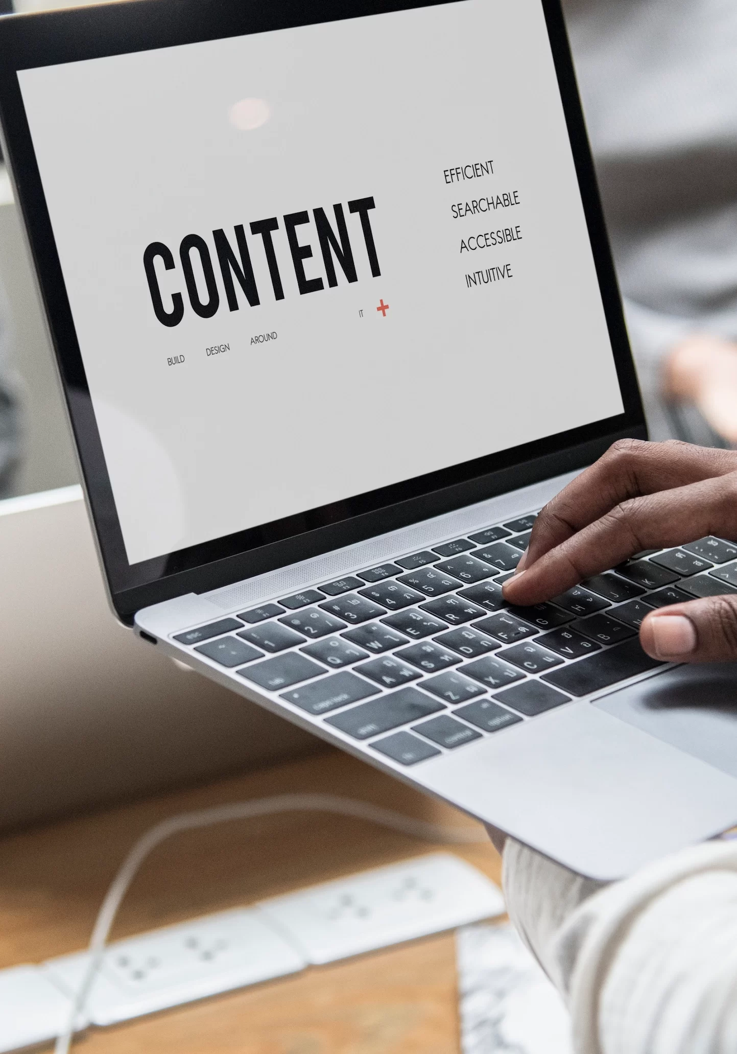 analyst-explaining-diagrams-customer 1